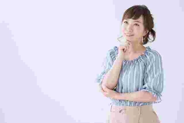 笑顔で悩む女性