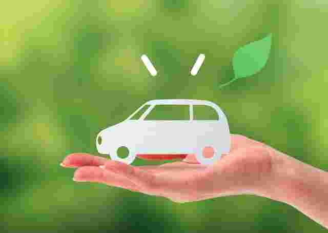 手のひらにイラストの車が乗っている様子