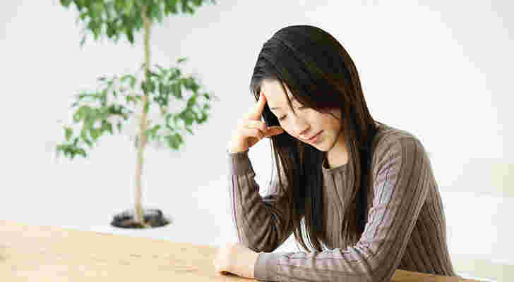 頭が痛そうな女性