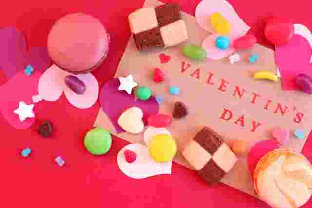 赤色の背景でVALENTAIN
