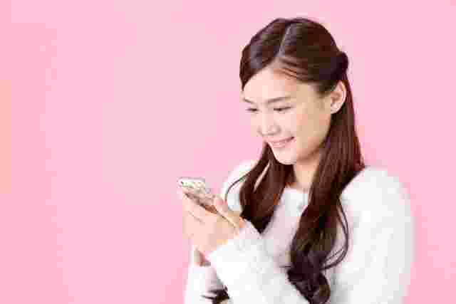 スマホを操作する女性