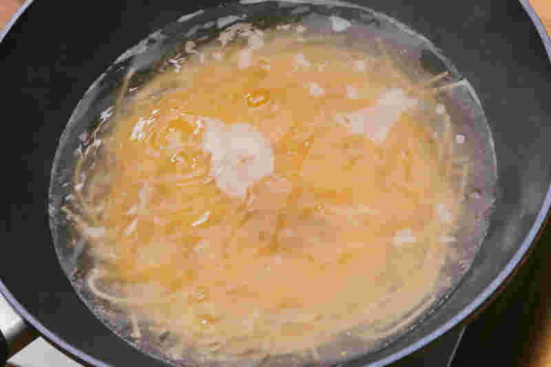 パスタを茹でている様子
