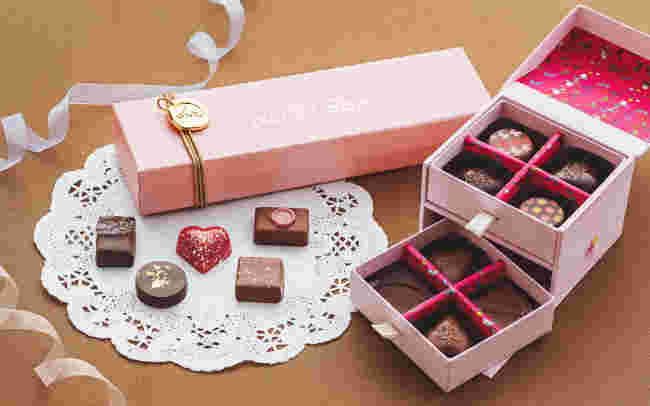 ピンクのボックスに入った色とりどりのチョコレート