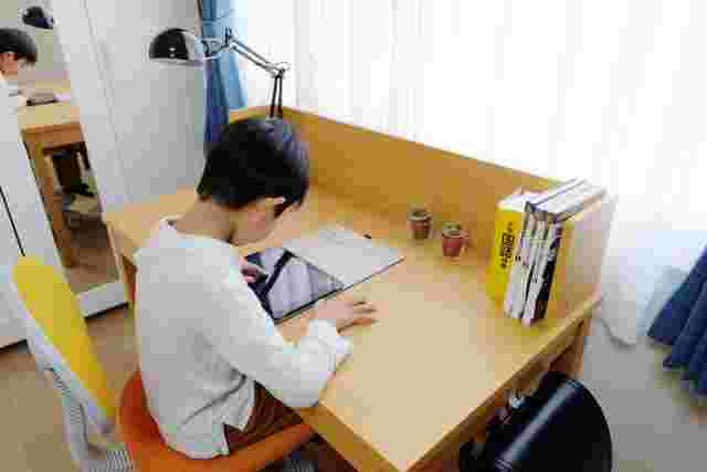 学習机でタブレットを操作する男の子