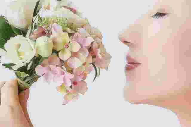 花の匂いを嗅ぐ女性