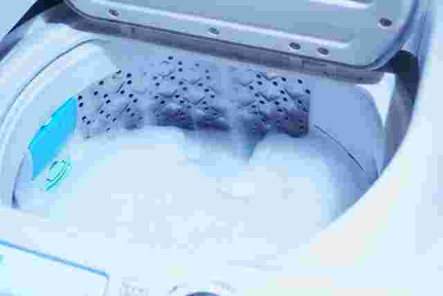 洗濯を開始している洗濯機