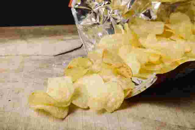 スナック菓子が袋からこぼれている様子