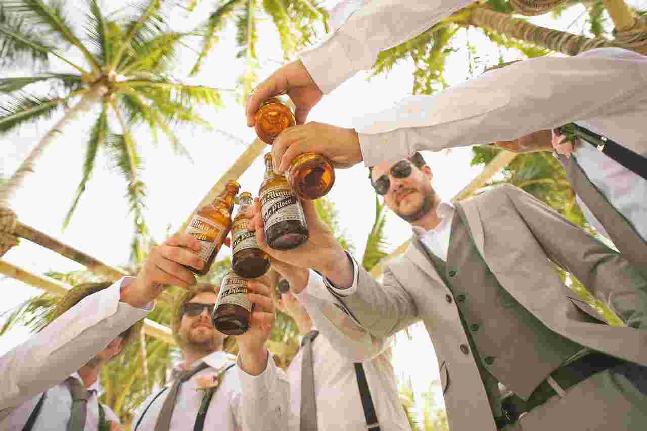 ビール瓶でビールを飲む外国人