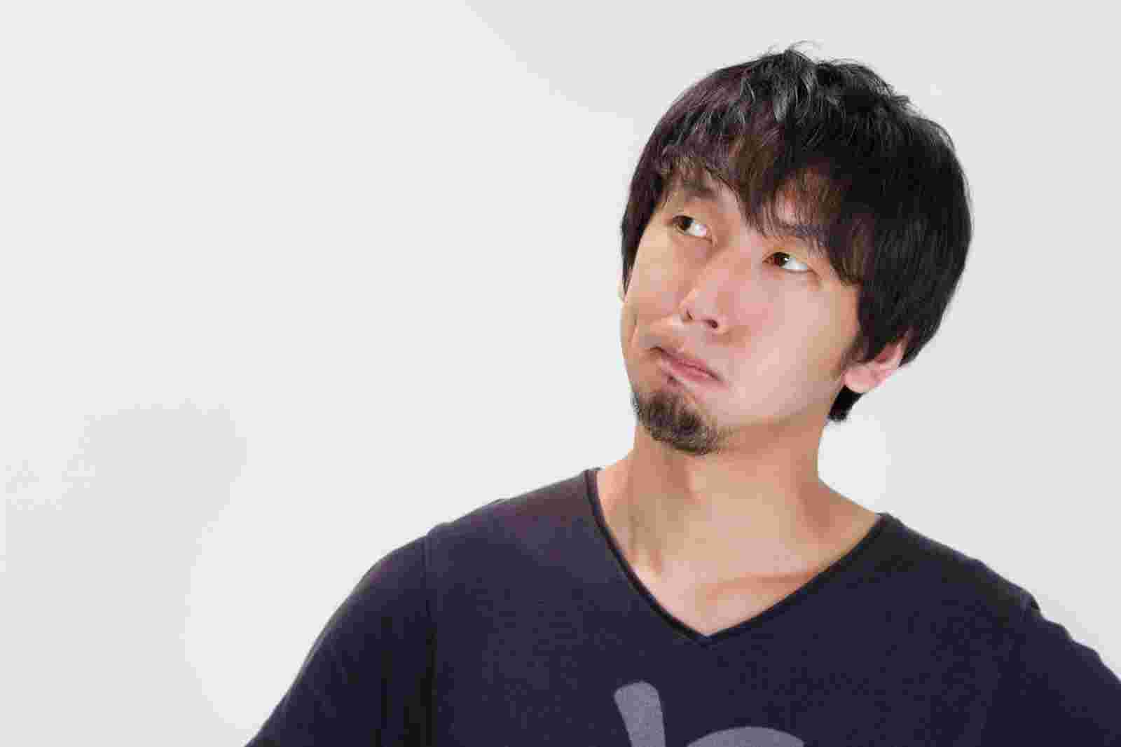 悩む男性