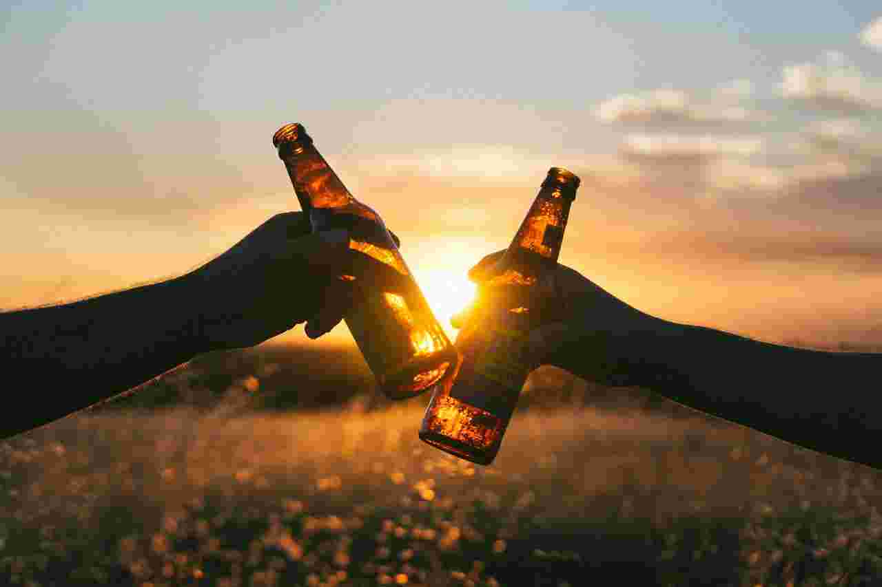 ビール瓶で乾杯する二人