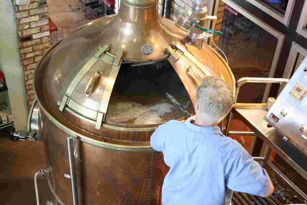 ビールの仕込みをする職人