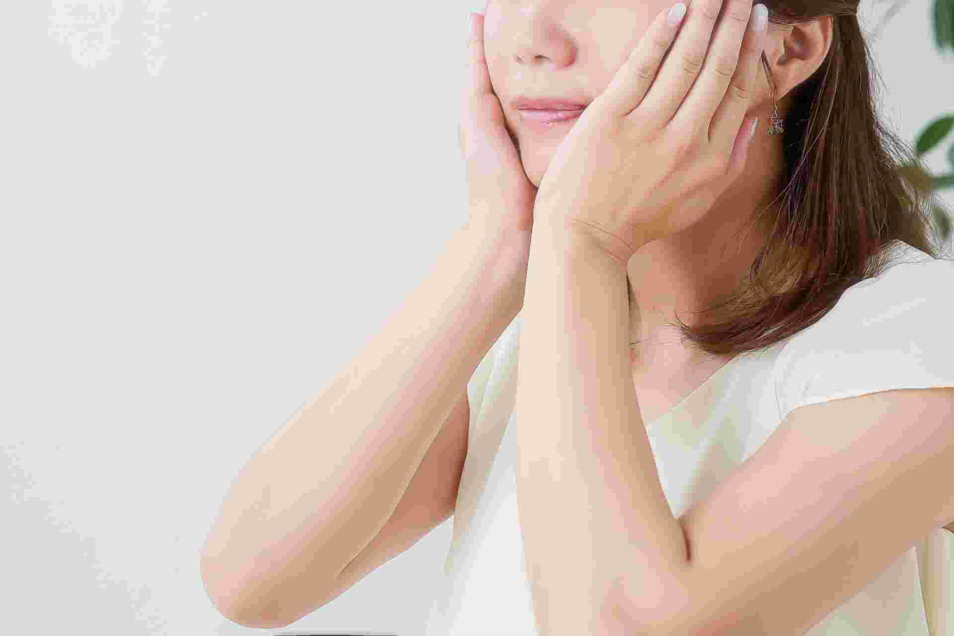 ほほに手を当てている女性