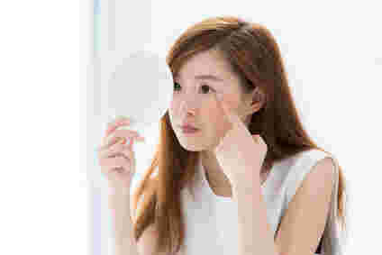 鏡を見ている女性