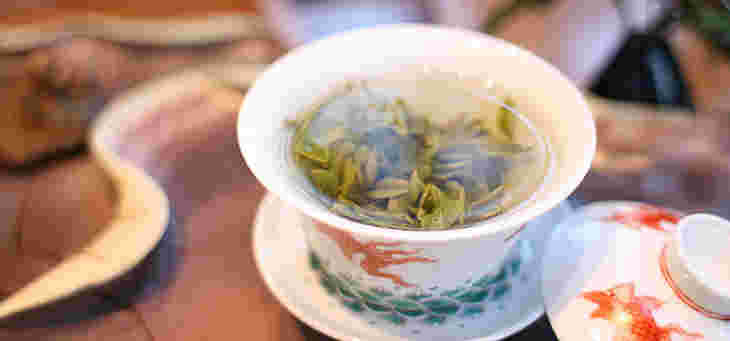 茶器に入れた白茶