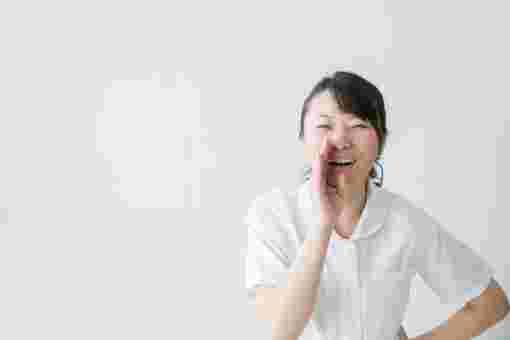 笑顔でなにか伝えている女性