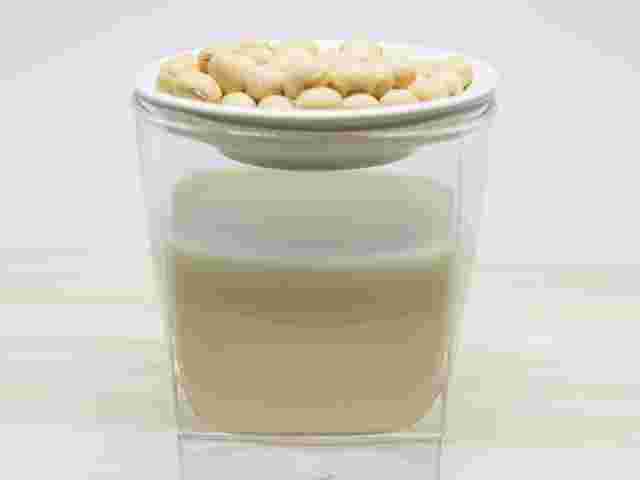 豆乳を大豆の入ったお皿で蓋をしている様子