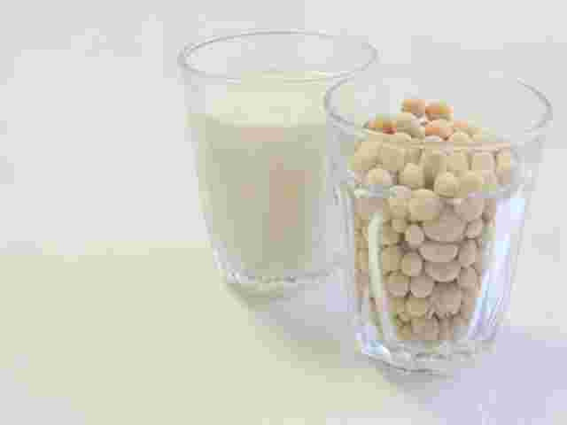 豆乳の入ったコップと大豆の入ったコップが並んでいる様子