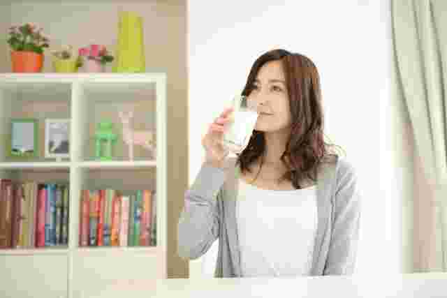 豆乳を飲んでいる女性