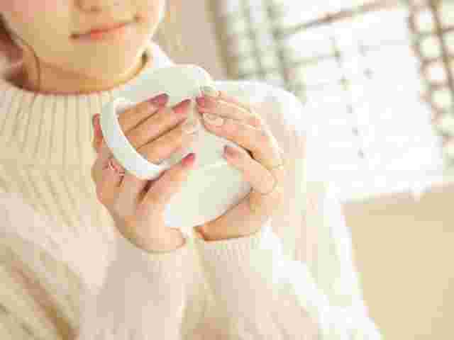 バナバ茶を白いカップで飲んでいる女性