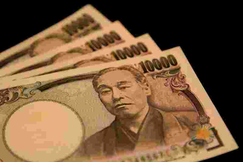 1万円札が扇形に4枚重なっている