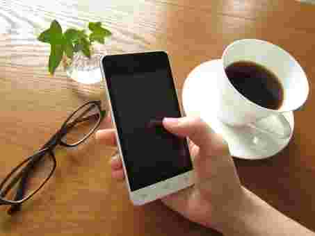 スマホでインターネットをする女性の手