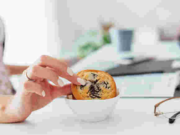 小皿に取り分けたクッキーをつまむ様子