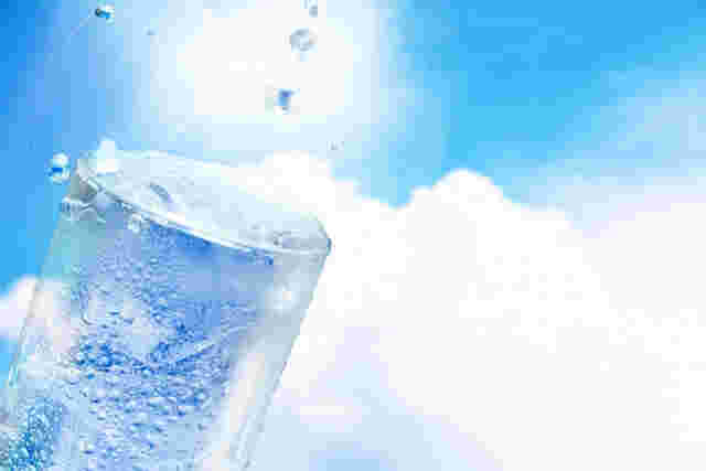 グラスに冷たい水が注がれている画像