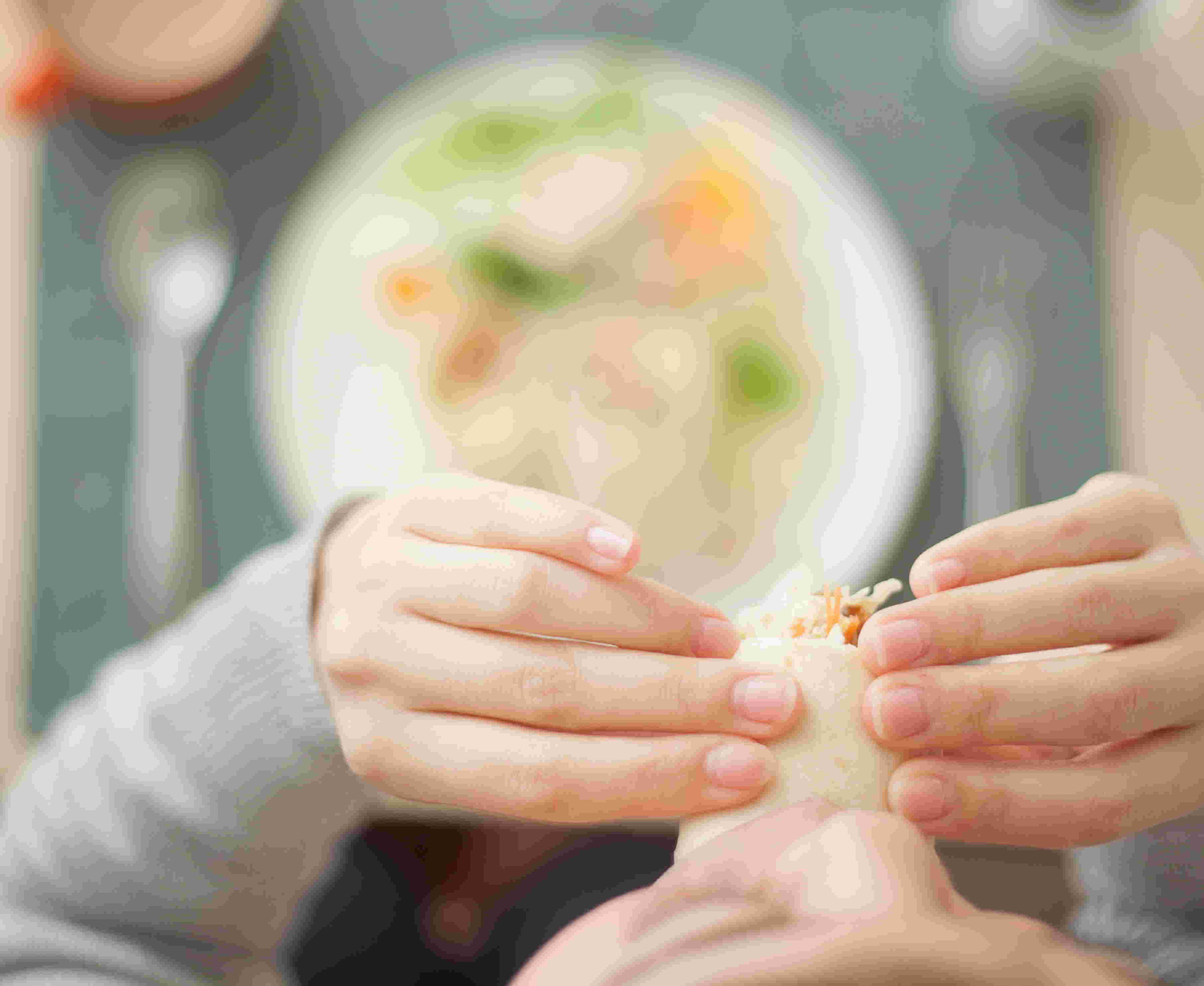 食べ物を口に運ぶ女性の画像