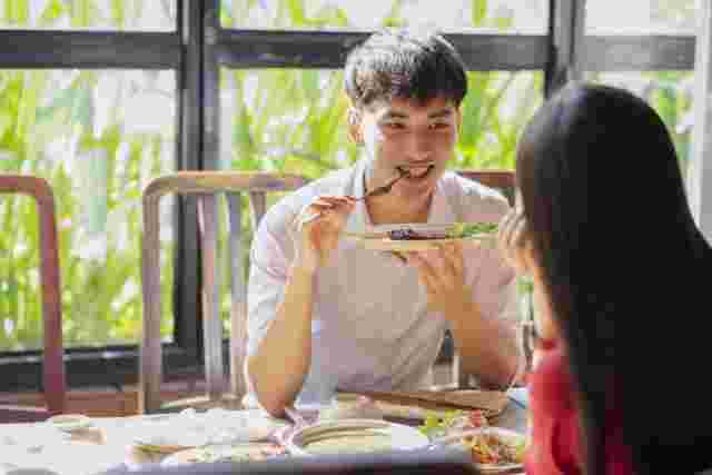 食事を楽しむ男性