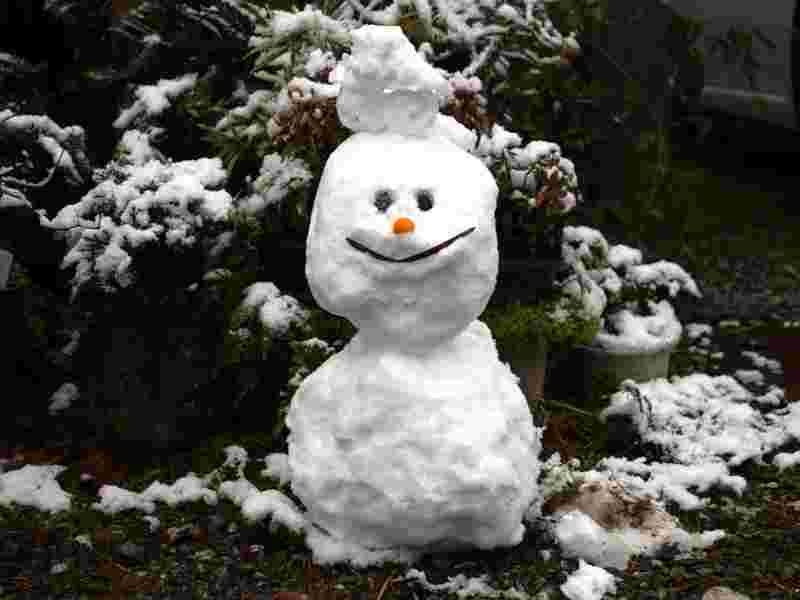 雪で作ったディズニーキャラクター