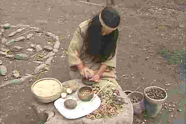 縄文時代に木の実を食べていたイメージ再現