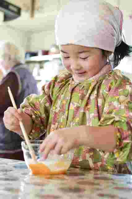 料理する子供