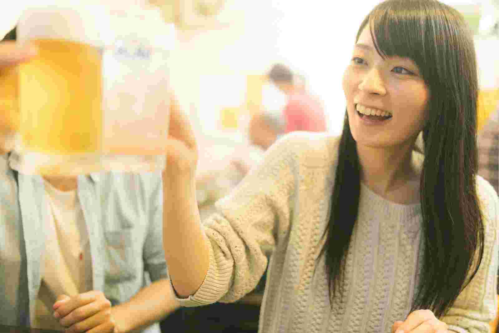 乾杯をしている笑顔の女性