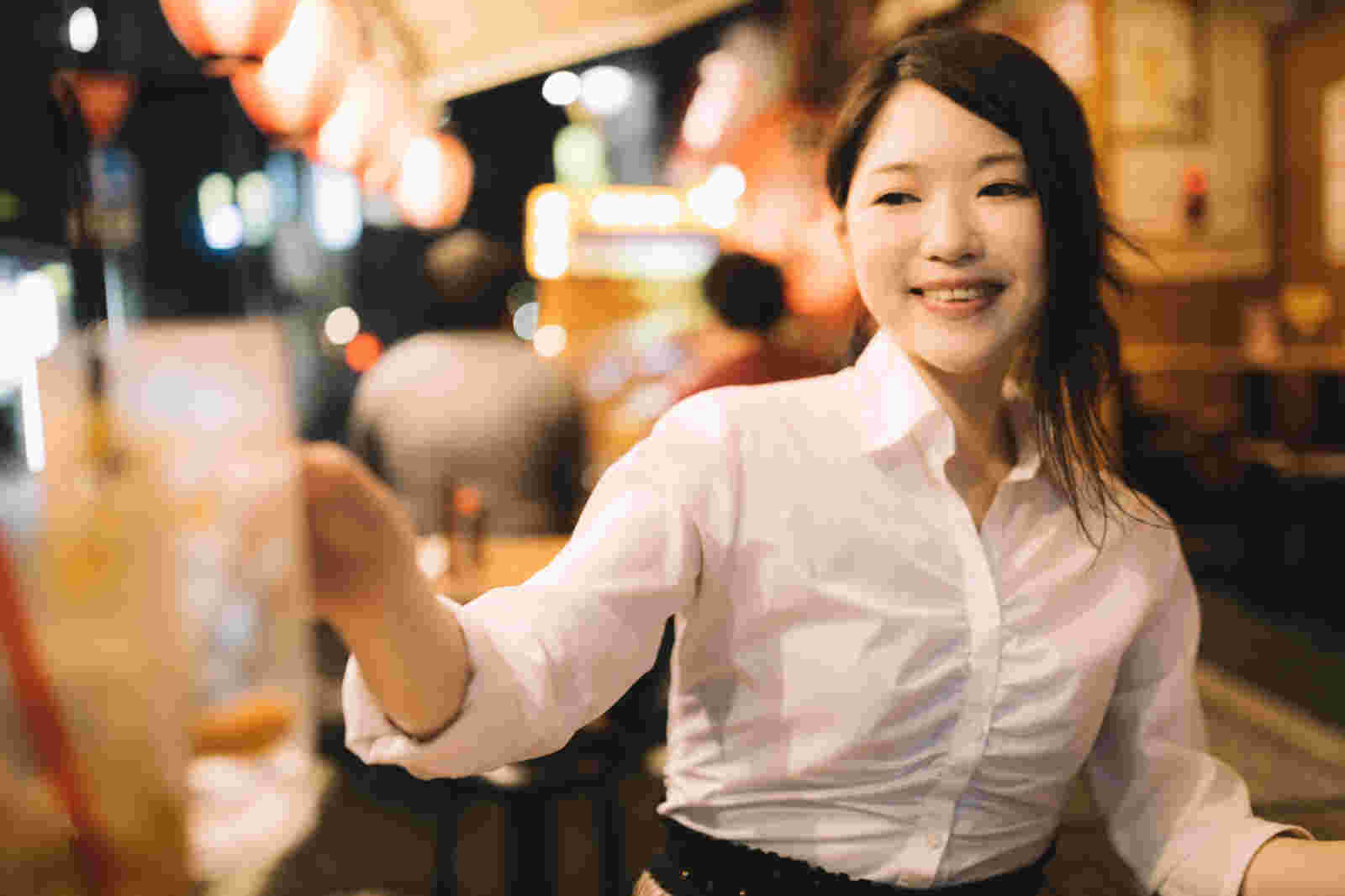 ビールで乾杯する女性