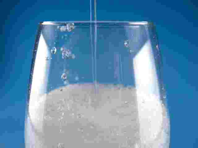 グラスに炭酸を注いでいる様子