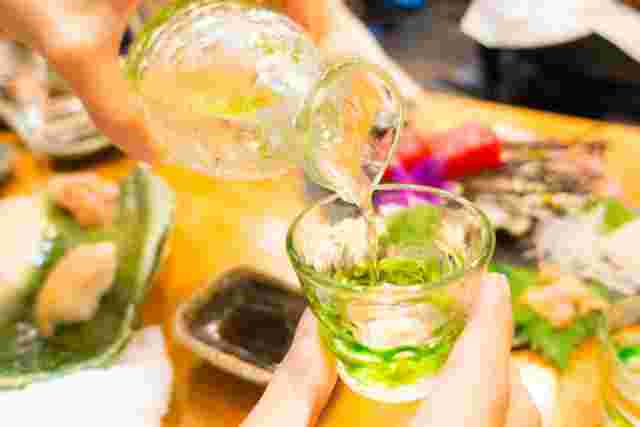 おちょこにお酒を注いでいる様子