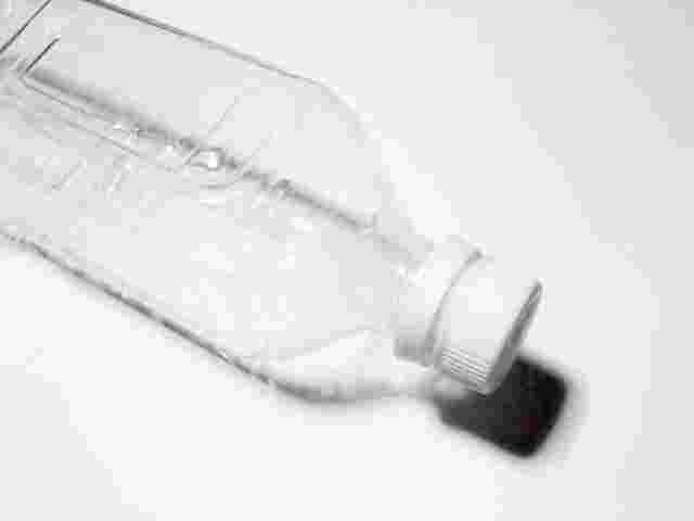転がっている空のペットボトル