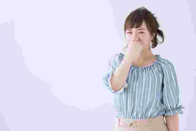 臭そうにしている女性