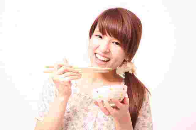 ごはんを食べている女性