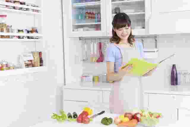 メニューを考えている女性