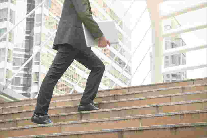 階段をのぼる男性