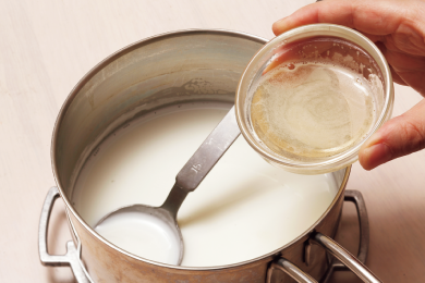 牛乳に粉ゼラチンを合わせるところ