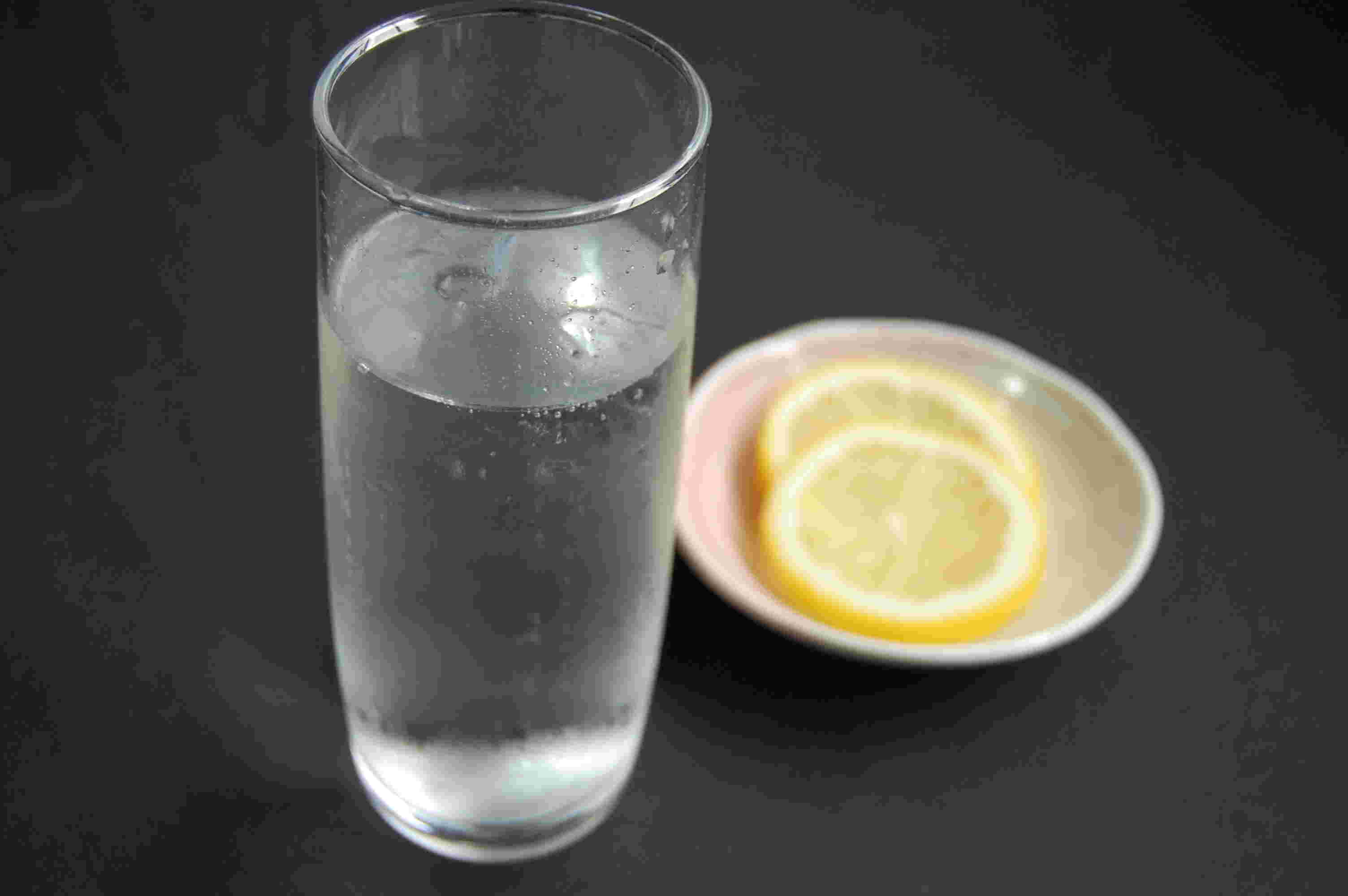 水とレモン