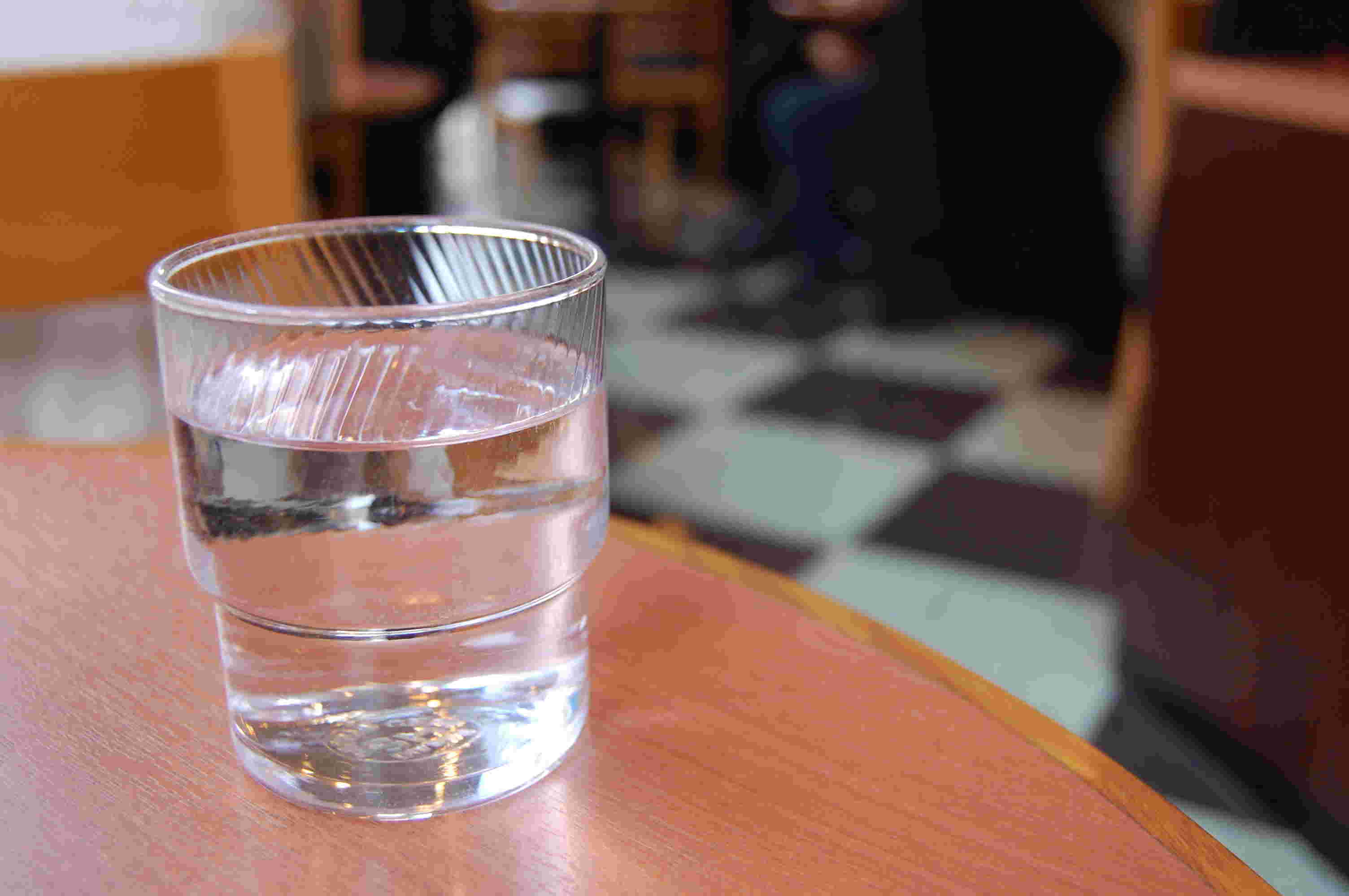 喫茶店の水が入ったコップ