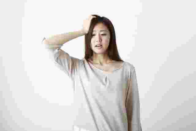 困った様子の女性