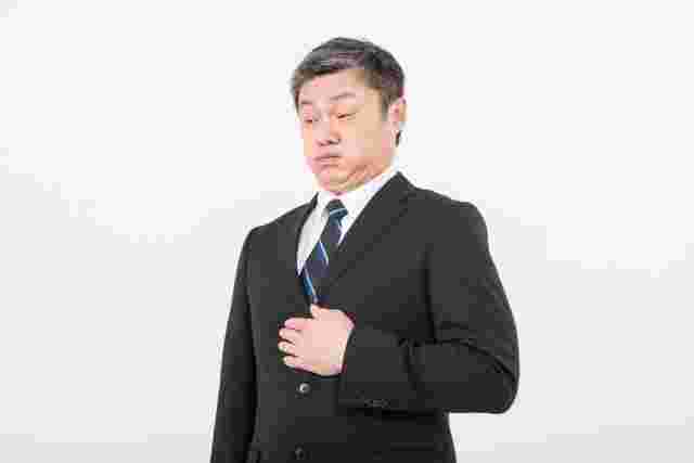 胃もたれしている男性