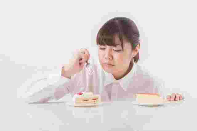 ケーキを食べる女性