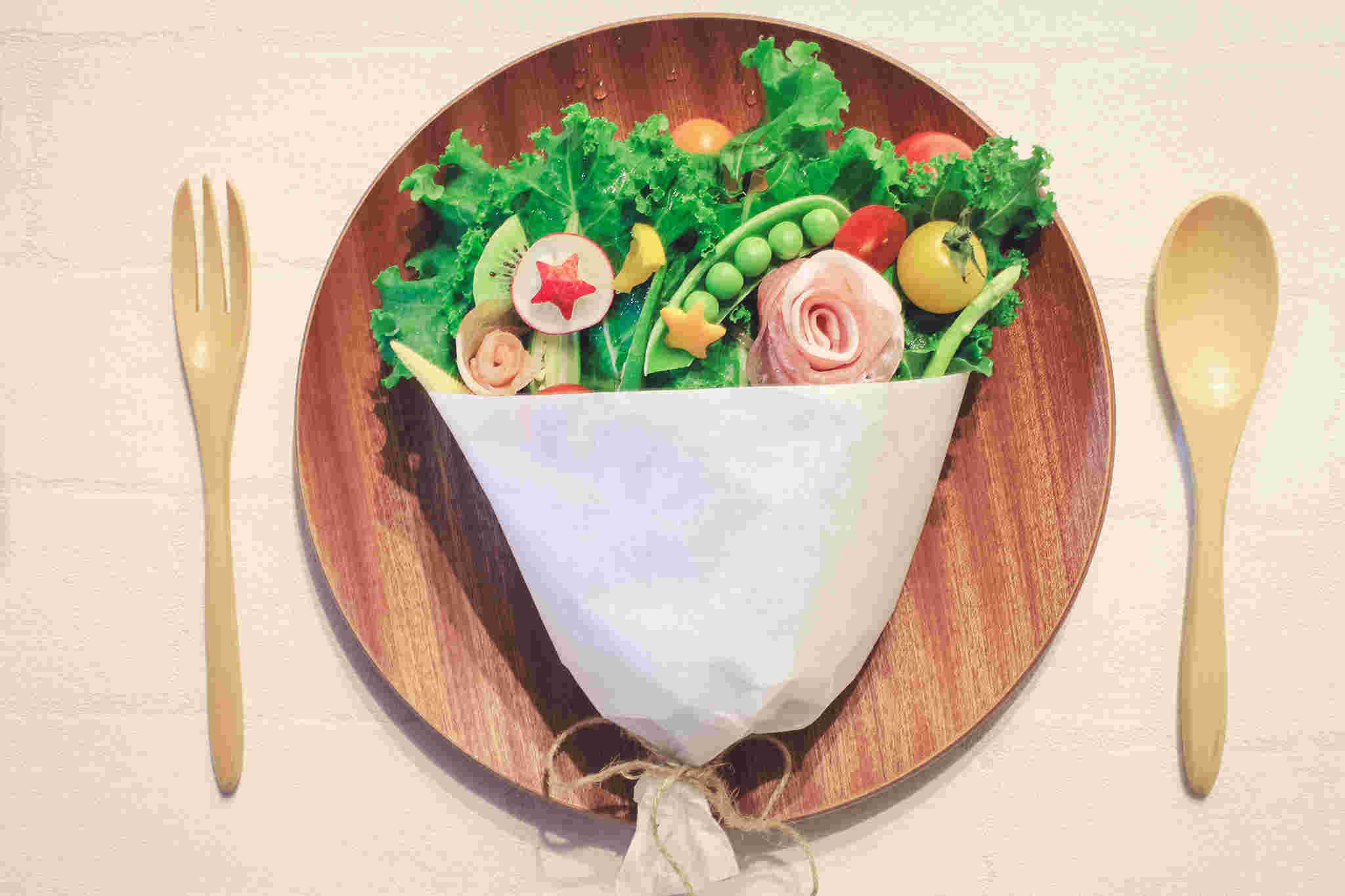 ブーケのように盛り付けられた野菜とスプーンとフォーク