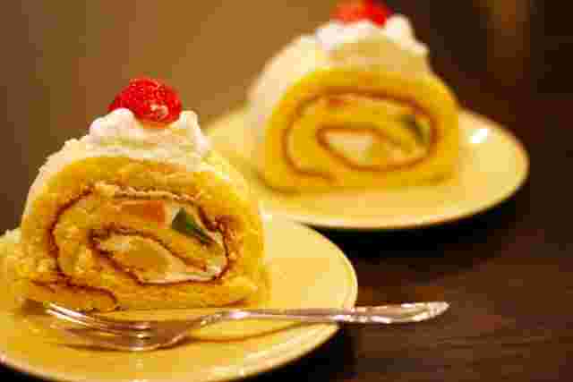 フルーツたっぷりのロールケーキ