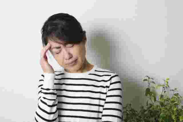 頭痛に悩む女性